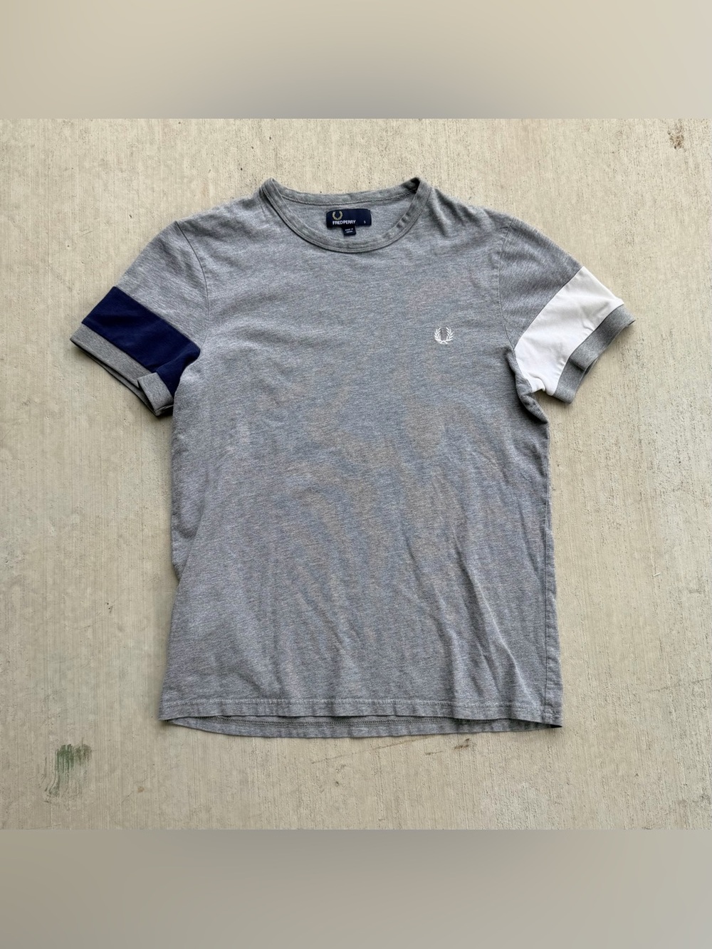 Fred Perry T Shirt Men Size Small Embroidered Crest Logo